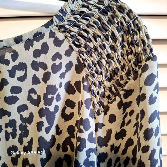Leopard Print Womens 2X  Blouse With Smocked Shoulders & Elastic Cuffs Lightweig - Picture 3 of 7